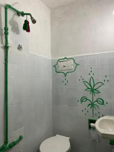 een badkamer met toilet en wastafel bij casa corazOm in Mar de Ajó +11 foto's