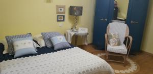 Chambre d'hôtes Le Devezou في سانت أفريك: غرفة نوم بها سرير وكرسي وطاولة