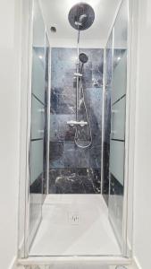 Et badeværelse på Suite Plum - Centre Ville