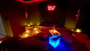 Ένα ή περισσότερα κρεβάτια σε δωμάτιο στο 1001 shades of love - Jacuzzi Balneário Camboriú