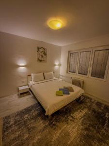 Postel nebo postele na pokoji v ubytování Condo on the Main Square Skopje