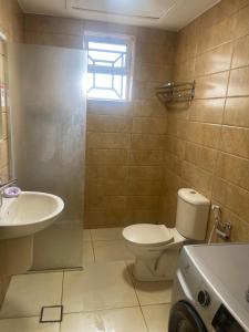 安曼A Luxury 2 Bedroom With a perfect location in Sweifiyeh的带马桶、水槽和窗户的浴室 更多38张照片