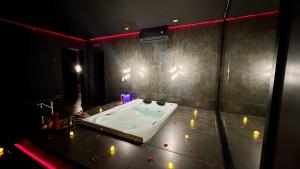 Phòng tắm tại 1001 shades of love - Jacuzzi Balneário Camboriú