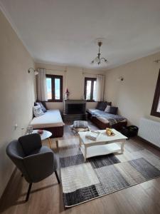 una sala de estar con un sofá y una mesa en Metsovo Fireplace Retreat 2, en Metsovo