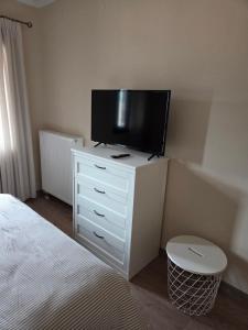 Телевизор и/или развлекательный центр в Metsovo Fireplace Retreat 2