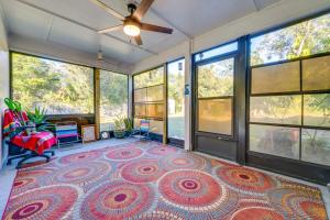 una sala de estar con una alfombra grande en el suelo en 1 Mi to Historic Dtwn Sanford! Pet-Friendly Unit, en Sanford