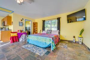 un dormitorio con una cama en una habitación en 1 Mi to Historic Dtwn Sanford! Pet-Friendly Unit, en Sanford