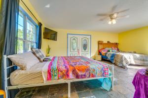 Un dormitorio con dos camas y un ventilador de techo. en 1 Mi to Historic Dtwn Sanford! Pet-Friendly Unit, en Sanford