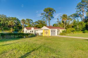 una casa con una puerta amarilla en un patio en 1 Mi to Historic Dtwn Sanford! Pet-Friendly Unit, en Sanford