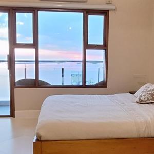 Postel nebo postele na pokoji v ubytování BREATHTAKING BAY AND CITY VIEWS- 1-5 BR Luxury and Superior Condos with, Balcony, Pool, Netflix & Gym- Housekeeping Available -