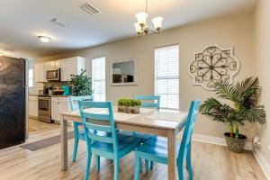 Kuchyň nebo kuchyňský kout v ubytování Endless Entertainment! Unique and Cozy Theodore Home