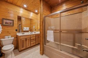 een badkamer met een douche, een toilet en een wastafel bij Altitude Adjustment in Sevierville +46 foto's