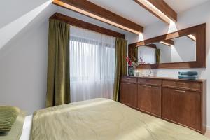 En eller flere senge i et værelse på Serenity Skalka Ski & Wellness Residence