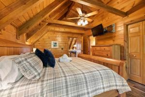 een slaapkamer met een bed in een houten hut bij Altitude Adjustment in Sevierville