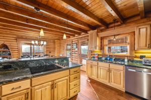 een grote keuken met houten kasten en werkbladen bij Altitude Adjustment in Sevierville