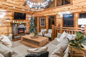 Гостиная зона в Indoor Pool - Epic Game Room - MiniGolf - 24 Guests - 8 Bedrooms