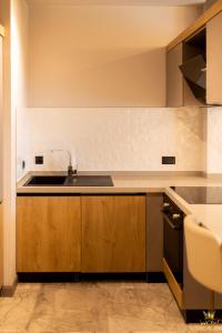 una cucina con lavello e fornello di The Diamond In City by WOW Property - Direct from developer a Accra