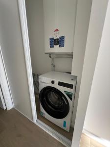 una lavadora y secadora en una habitación pequeña en Cap d'Ail - Sea view - 2 bedrooms 3 beds - Rotterdam, en Cap d'Ail