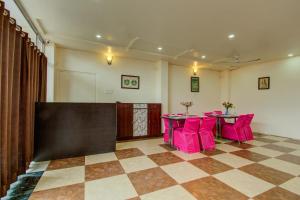 斋浦尔Hotel O Dream Palace的一间会议室,配有粉红色的椅子和桌子 更多26张照片