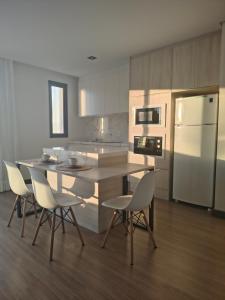 Kuchyň nebo kuchyňský kout v ubytování Estúdio com vista do mar - Lemon Residence