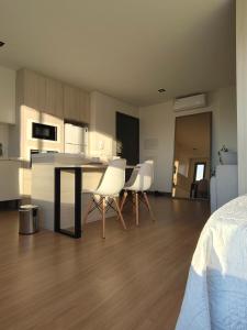 Kuchyň nebo kuchyňský kout v ubytování Estúdio com vista do mar - Lemon Residence