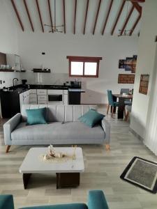 uma sala de estar com um sofá e uma mesa em Villa Mastrodomenico em Villa de Leyva