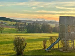 Ο χώρος παιχνιδιού για παιδιά στο Ferienhaus am Hang