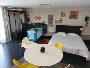 ein Schlafzimmer mit einem Bett, einem Tisch und Stühlen in der Unterkunft Budha GuestHouse in Porto