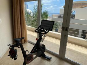 Gimnasio o equipo deportivo en Oceanfront Bliss: 3-Bedroom, Pools & Peloton bike!