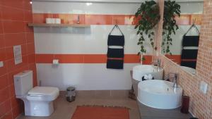 ein Badezimmer mit weißer Toilette und Waschbecken in der Unterkunft Budha GuestHouse in Porto + 8 Fotos