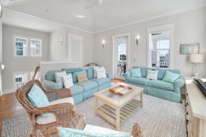 Someday Came l 4 Bikes and Beach Towels l Community Pool في Inlet Beach: غرفة معيشة مع أريكة وكراسي زرقاء