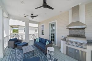 Someday Came l 4 Bikes and Beach Towels l Community Pool في Inlet Beach: شرفة مغطاة بشبكة واقية مع أريكة وموقد