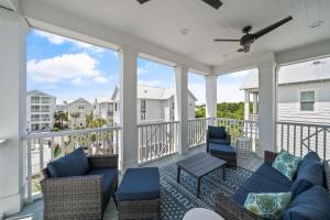 Someday Came l 4 Bikes and Beach Towels l Community Pool في Inlet Beach: شرفة مع أريكة وكراسي على شرفة