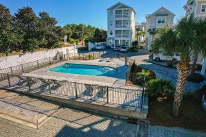 Someday Came l 4 Bikes and Beach Towels l Community Pool في Inlet Beach: حمام سباحة في ساحة بجوار مبنى