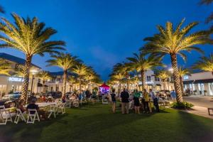 Someday Came l 4 Bikes and Beach Towels l Community Pool في Inlet Beach: مجموعة من الناس تقف في حديقة بها أشجار النخيل +38 صورة