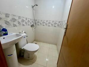 フェズにあるResidence Noor - Central Apartments Fesのトイレと洗面台のある小さなバスルーム +34枚の写真