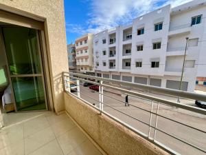 フェズにあるResidence Noor - Central Apartments Fesの建物のバルコニーを歩く者