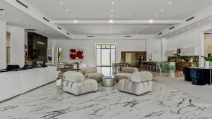 Sleeps 25 2 Luxury Villas w Pool Spa Putting Green Bravo by AvantStay في إنديو: غرفة معيشة مع ردهة مع كراسي ومطبخ +92 صورة