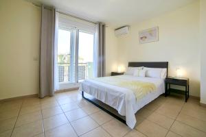 En eller flere senge i et værelse på Tenerifeopenhome Townhouse Oasis Fañabe 21 + 97 billeder