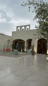 a large building with a courtyard with at نزل فاخر in Taif +1 photo