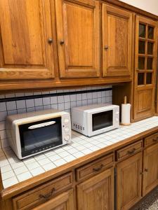 a kitchen with a microwave and a toaster oven at Namasté 2 in Étain