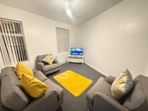 Et tv og/eller underholdning på County House - 5 Bedroom Deluxe Apartment