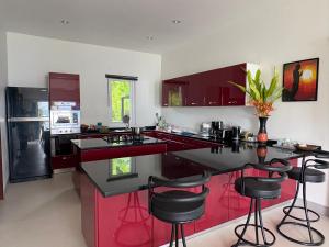 Η κουζίνα ή μικρή κουζίνα στο Sunset bay view villa krabi