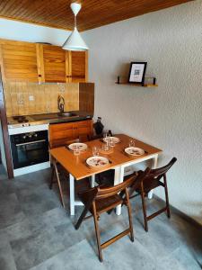 Η κουζίνα ή μικρή κουζίνα στο Bel appartement 2 pièces en RDC +4 φωτογραφίες