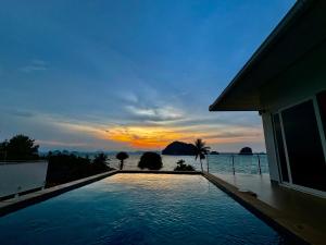 Πισίνα στο ή κοντά στο Sunset bay view villa krabi