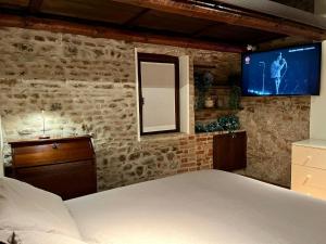 Кровать или кровати в номере Al Paese Vecchio - Boutique house nel cuore del borgo