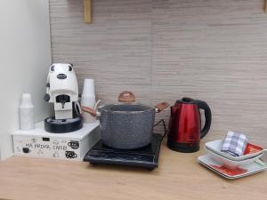 een aanrecht met een koffiepot op een fornuis bij B&b Carlotta in Pozzuoli +1 foto