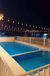 Hồ bơi trong/gần Alawadhi Farm استراحة العوضي