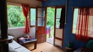 une chambre avec une porte ouverte sur une chambre avec dans l'établissement Kailash, à La Porteña 3 autres photos