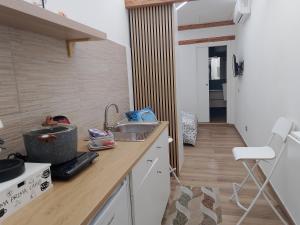 een keuken met een spoelbak en een fornuis bij B&b Carlotta in Pozzuoli